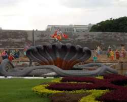 The temple has huge gardens with attractive statue The temple has huge gardens with attractive statues depicting the life cycle of Lord Krishna. You can take photographs at the beautiful gardens and ta